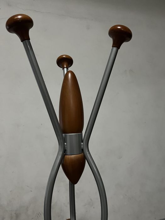 Cabide de pé para roupa.