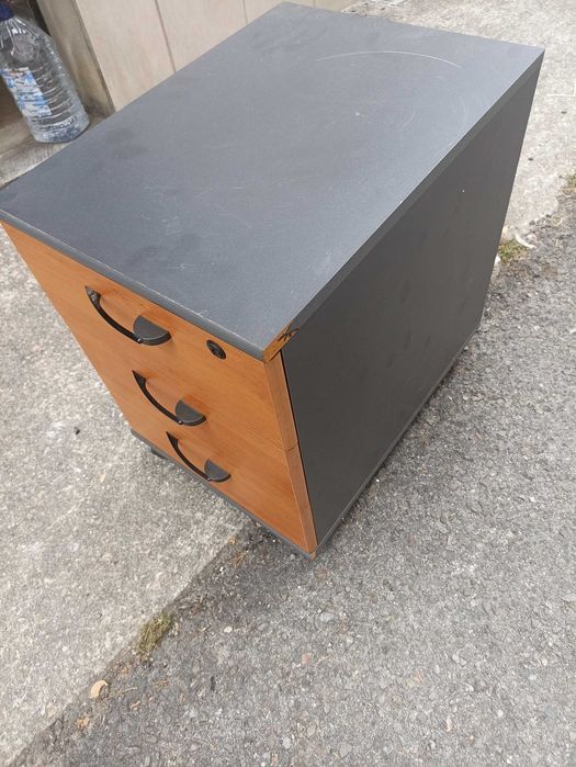 Secretária com Canto e Bloco de Gavetas