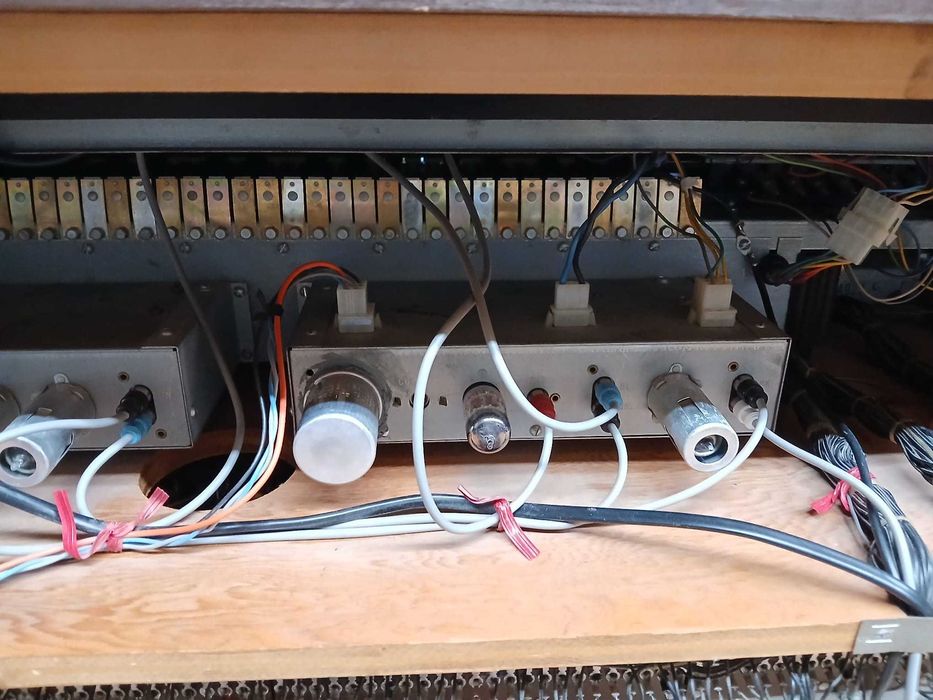 Orgão Hammond L-112 a Vávulas com Tone Wheels e Drawbars