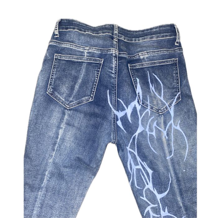 Джинсы в стиле Y2K / grunge street с элементами tribal aesthetics.