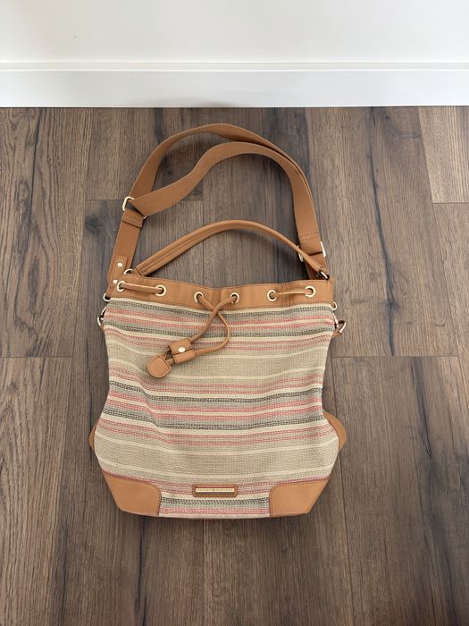 Tommy Hilfiger torebka damska typu worek bucket bag w paski z regulowanym paskiem bawełniano-skórzana beżowa