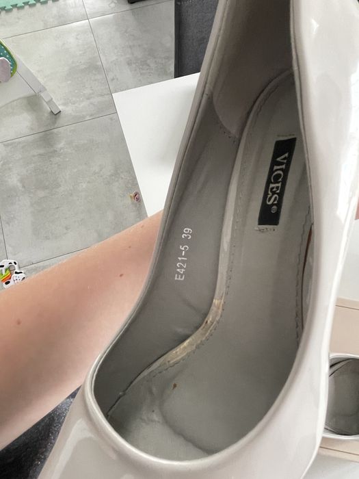 Buty na obcasie 39 szare