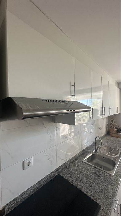 Cozinha completa c/ bancada de pedra, lava-loiça e exaustor