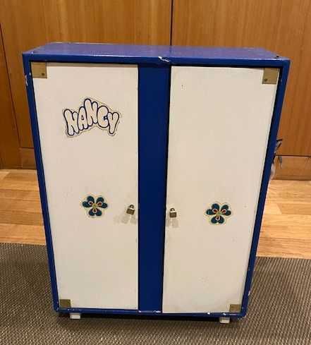 Antigo roupeiro em madeira para a boneca Nancy