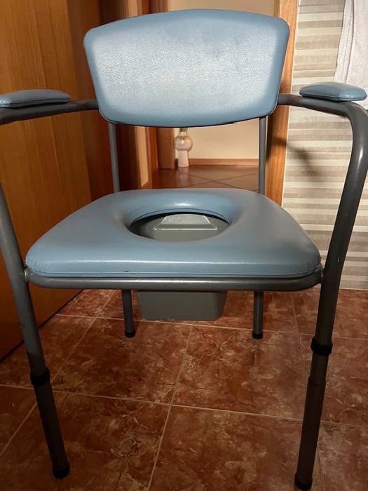 Cadeira de banho (c/ deposito para necessidades)