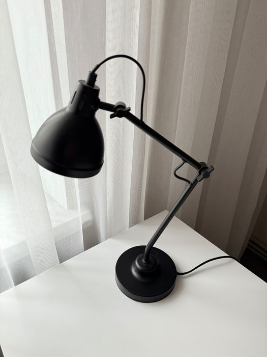 Чорна настільна лампа