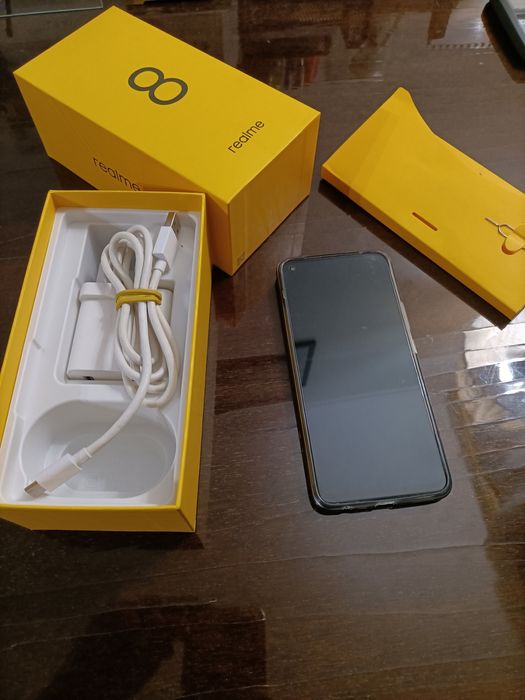 Realme 8 металевий корпус