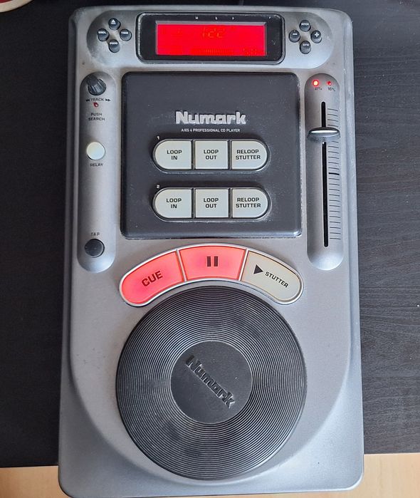 Material Dj- 2 Numarks Axis 4 e mesa Behringer VMX 100