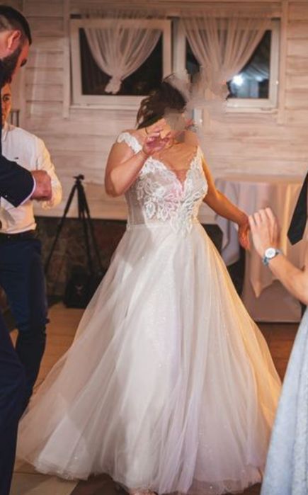 Suknia ślubna z odpinanymi rękawkami