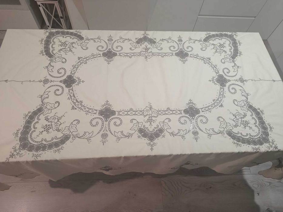 Obrus, haftowany, ecru