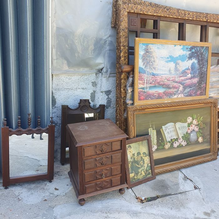 Quadros ,camas ,mesinha cabeceira,espelhos antigos