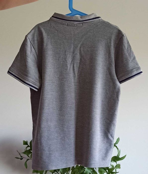 Polo unissexo de manga curta, o uniforme escolar. Tamanho 12 anos