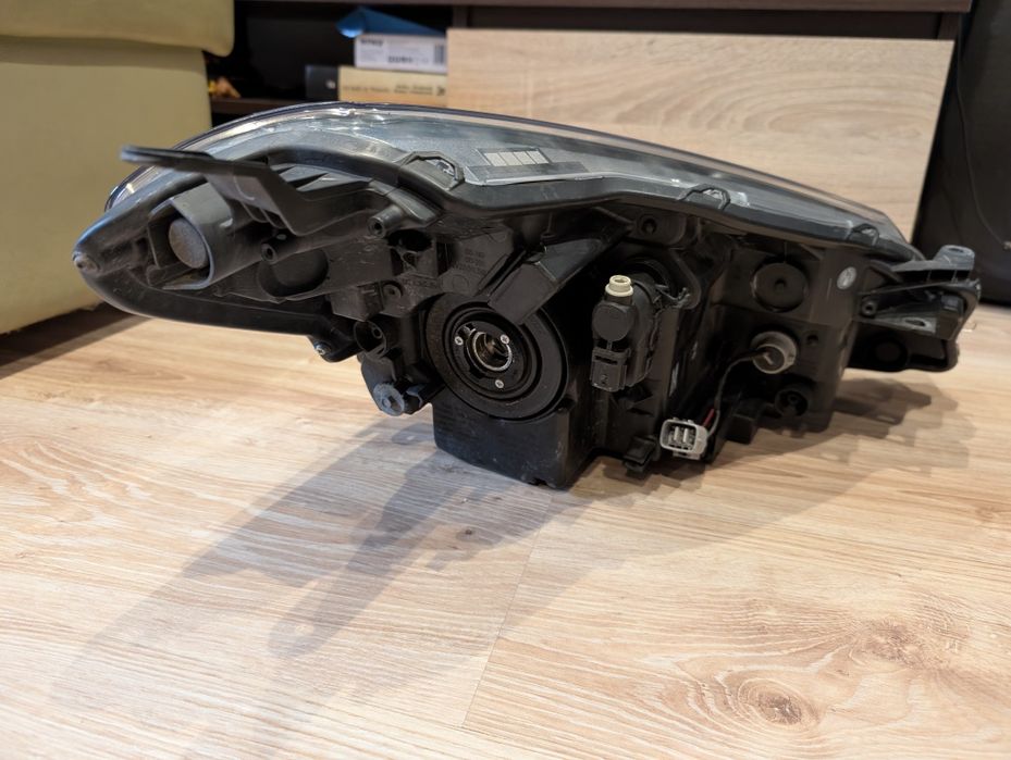 Lampa reflektor Toyota Yaris 3 lift