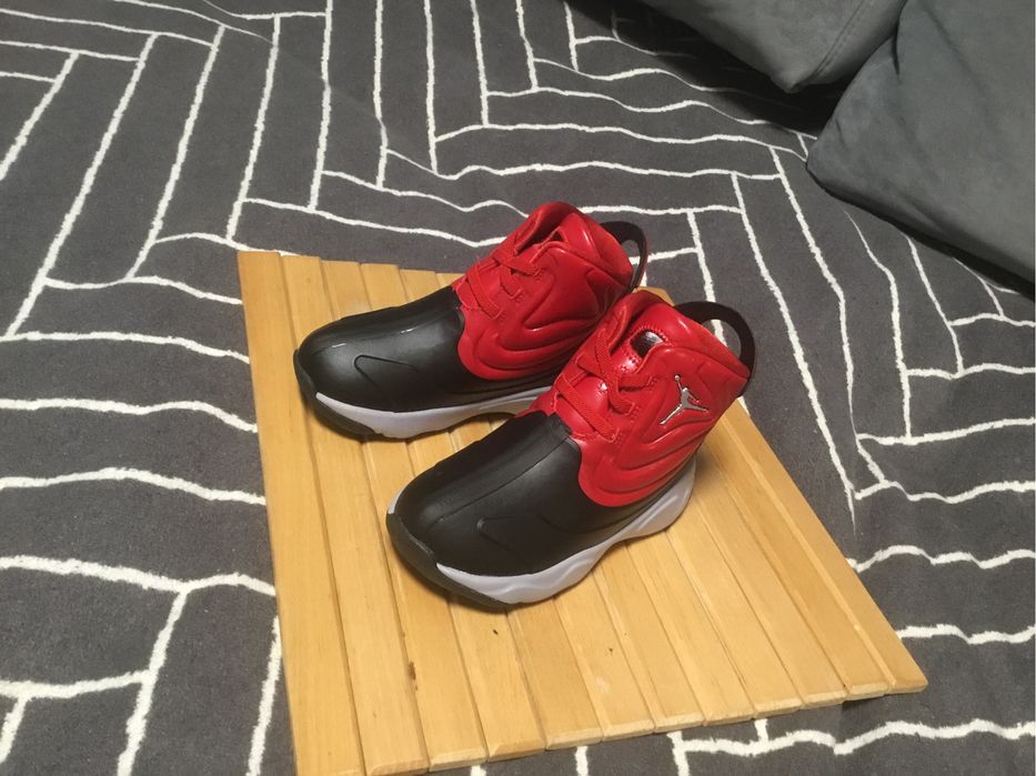 Продам детские осенние кросовки