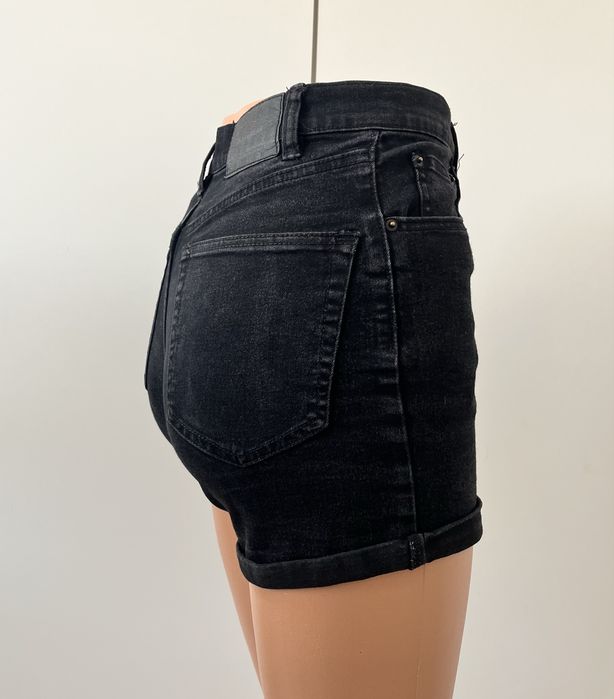 Czarne krótkie spodenki jeansowe z wysokim stanem