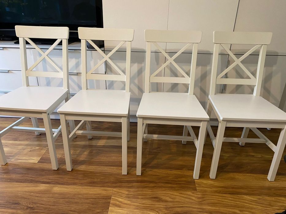 Krzesła  białe   .