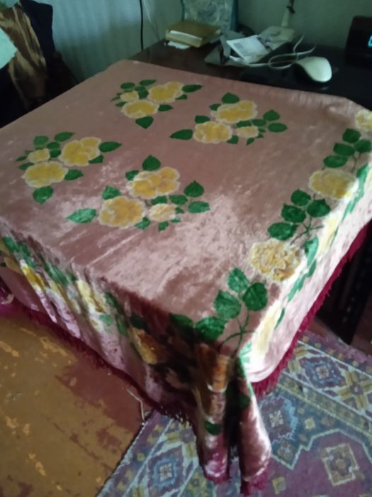 Скатерть бархатная б.у 2 м на 1.30 м