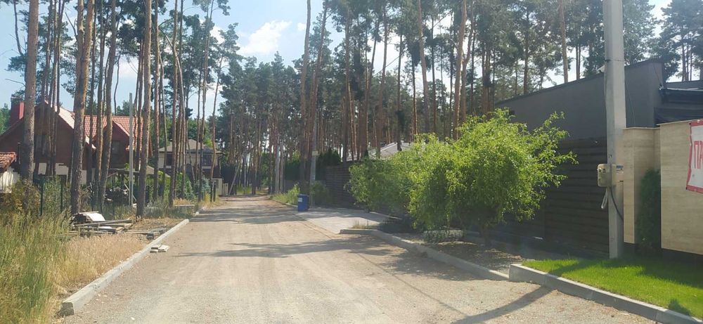 Ділянка серед сосен, 8 соток, нові будинки.