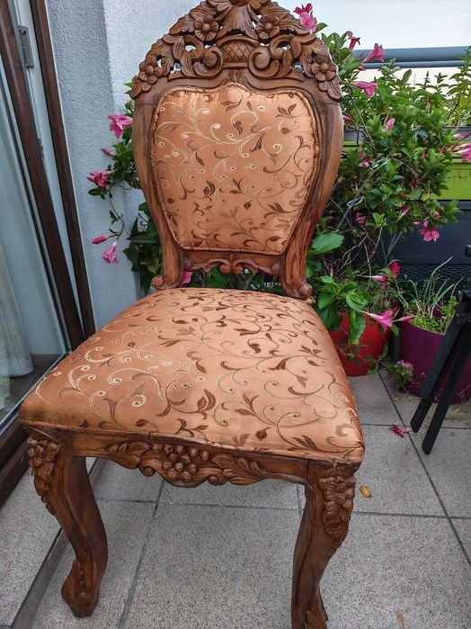 Piękne krzesło rzeźbione