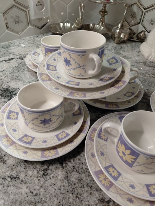 Serwis porcelana 18 części kwiaty