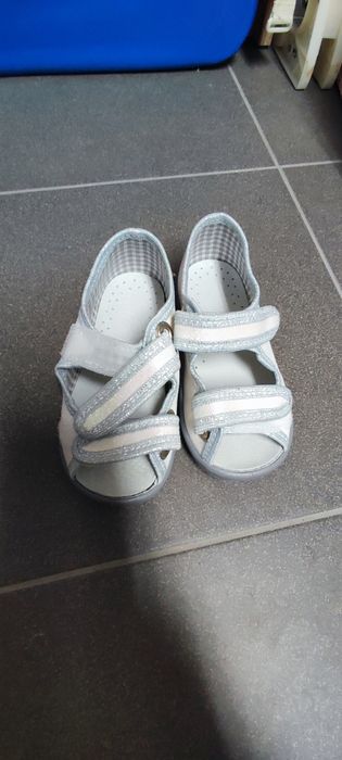 Sandałki dziewczęce rozmiar 23