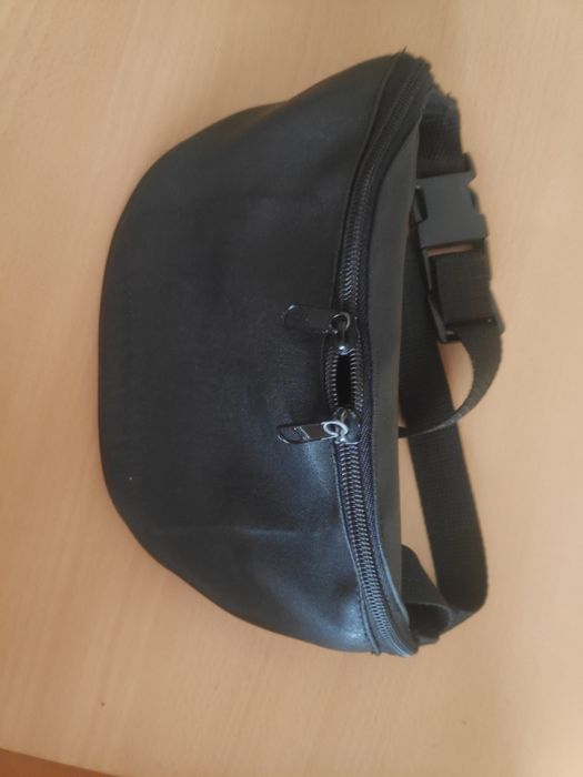 Bolsa de cintura em pele