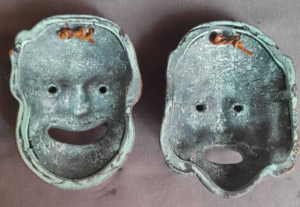 2 Máscaras em Cerâmica do Teatro Grego antigo - Tragédia e Comédia