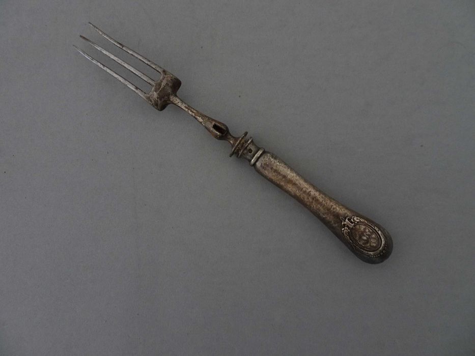 Antigo garfo trinchante com cabo em prata