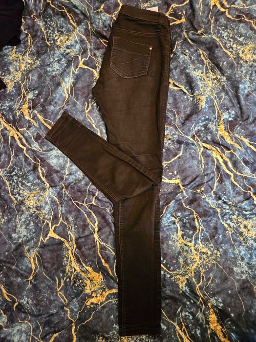 Spodnie jeans, czarne, rozm.M, z przetarciami