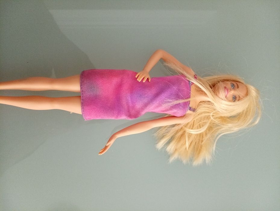 3 bonecas: 2 Barbies  e 1 Princesa Ana
