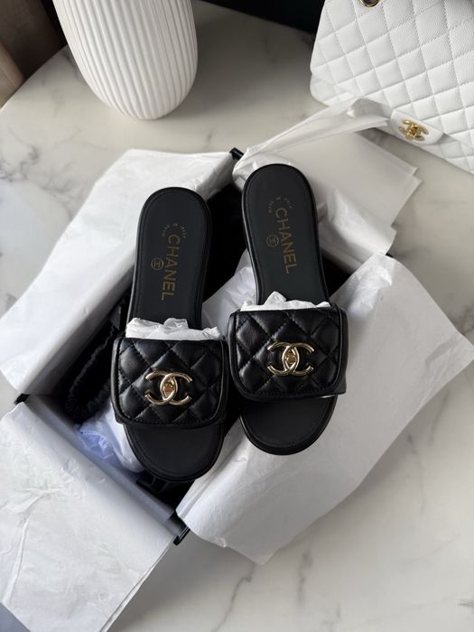 Klapki Chanel Black Leather