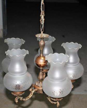 Candeeiro de teto com mais de 70 anos