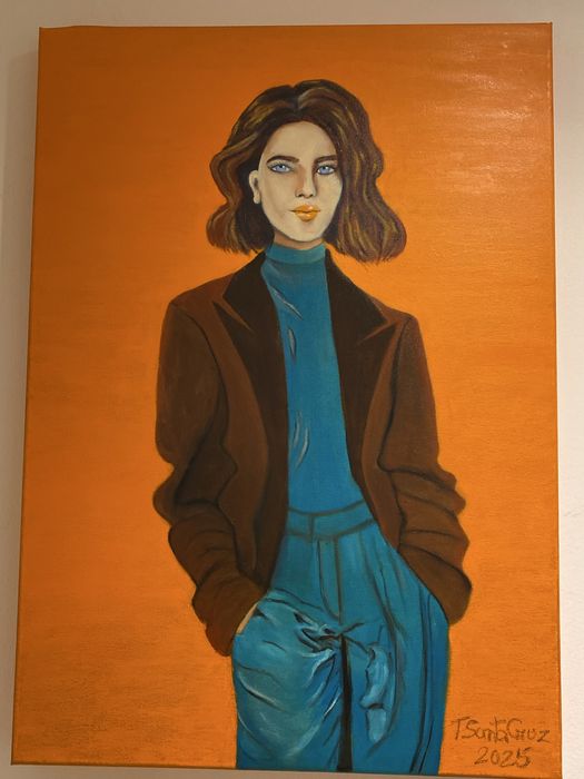 Mulher em fundo laranja