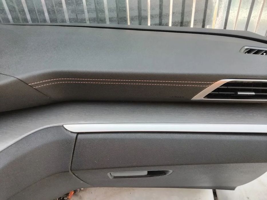 Deska kokpit konsola Peugeot 3008 II gt-line