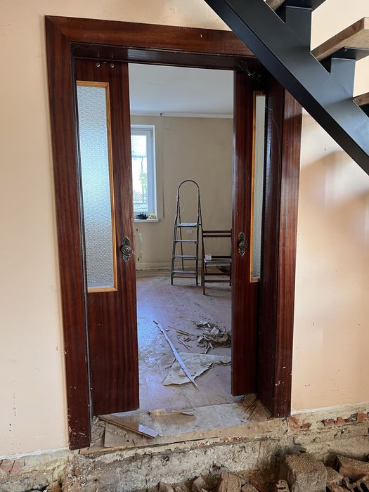 Розсувні та нерозсувні деревʼяні двері (шпон) зі СКЛОМ