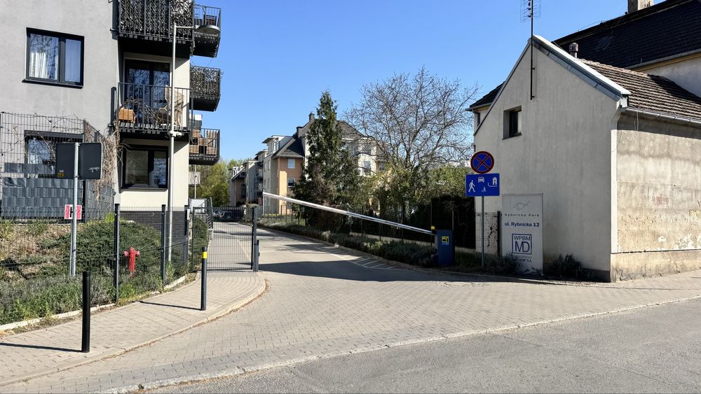 Wynajmę duże miejsce postojowe na samochód + motor + rowery ul.Rybnicka