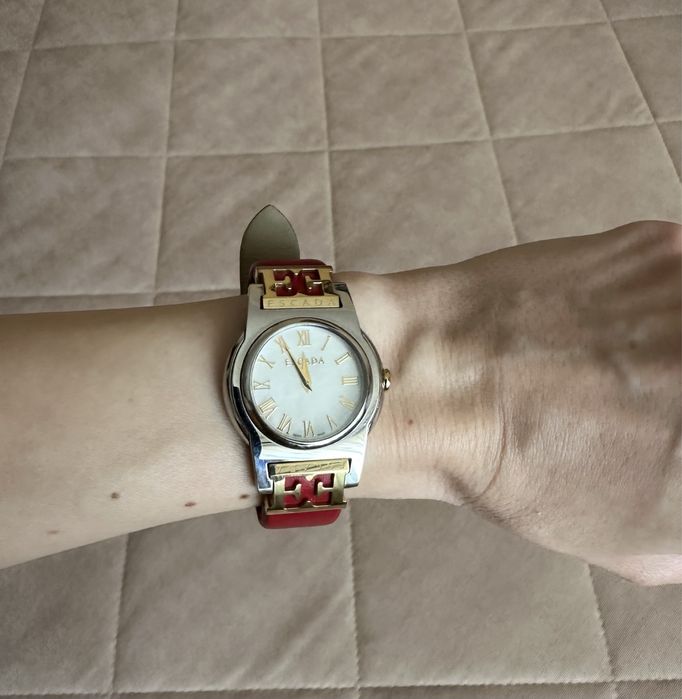 Женские наручные часы Escada