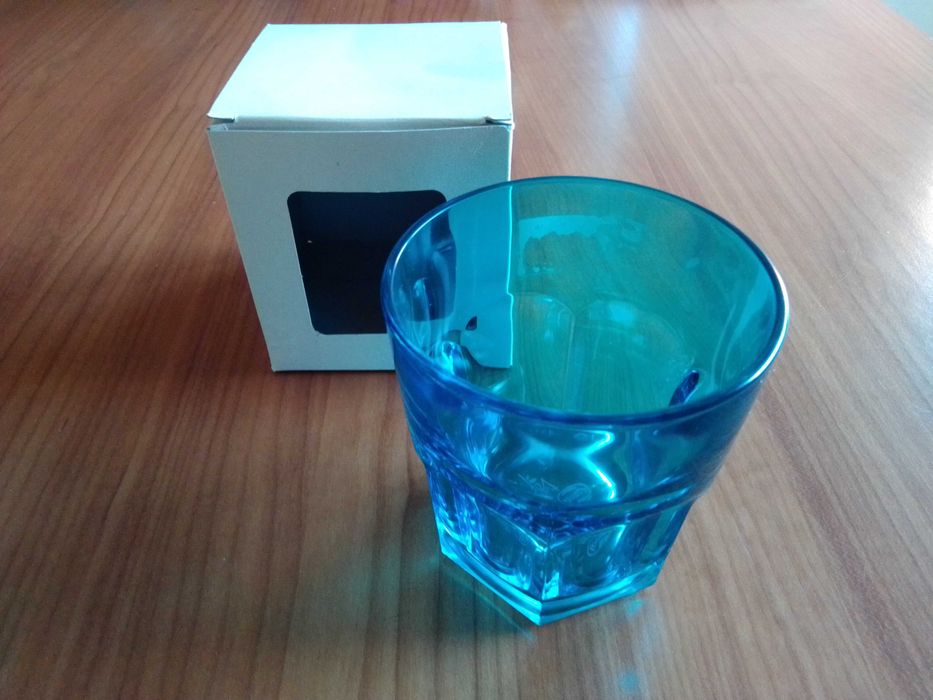 Copo azul para agua.