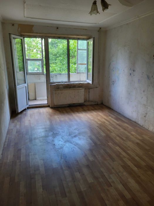 Продам 2 к. квартиру на Небесной Сотни. Комфортный этаж. Раздельные комнаты. Гараж