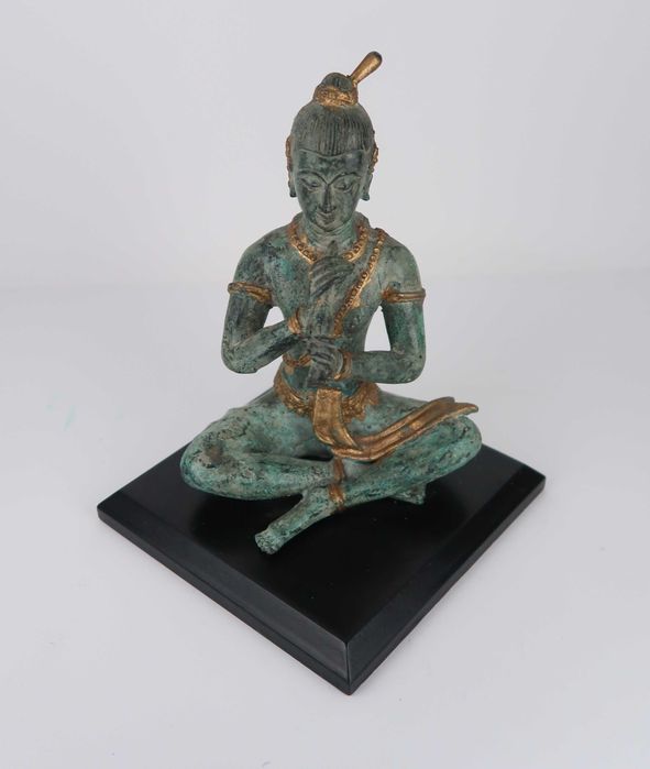 Buda sentado com flauta em bronze