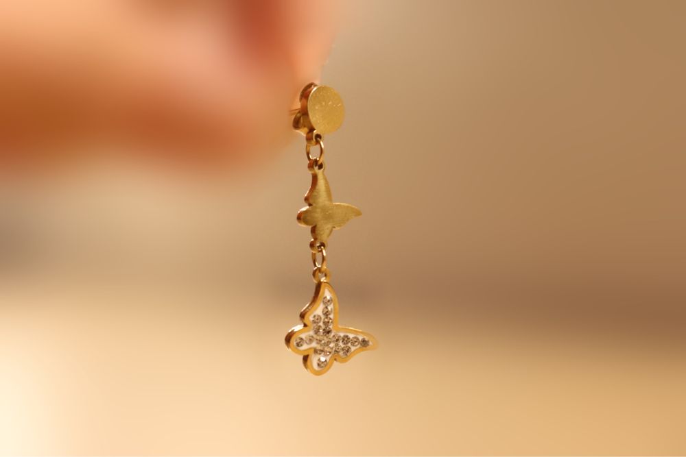 Brincos em aço inoxidável com design de borboletas