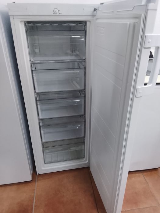 Arca Congeladora Vertical ELECTRONIA (Excelente Estado)