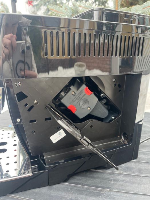 Кавоварка Delonghi Magnifica S  2024 рік 11 місяць гарантія