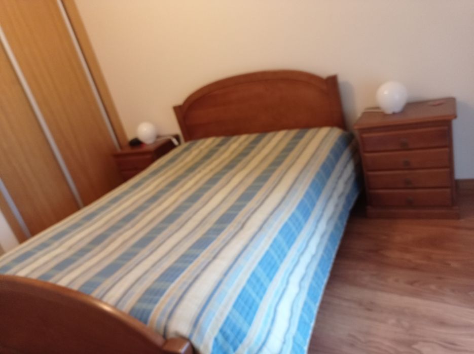 Cama com duas mesas de cabeceira