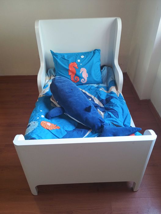 Cama de criança com colchão e resguardo