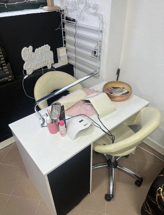 Mesa de manicure com as duas cadeiras+ forno para unhas+ led escrito “ Oh you Beauty” + radiador