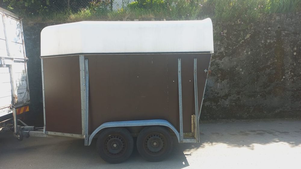 Vendo reboque de 2 cavalos