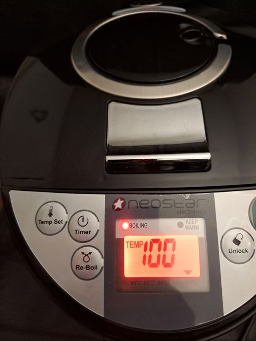 Fervedor com fonte de água quente