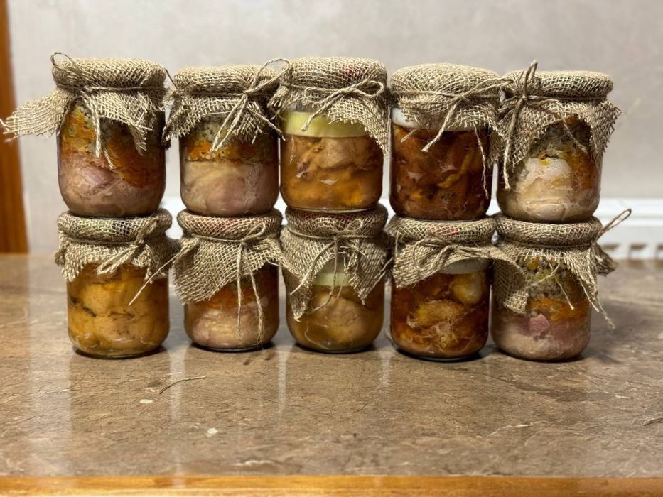 Тушонка домашня з яловичини, свинини, курки в автоклаві. Копченості