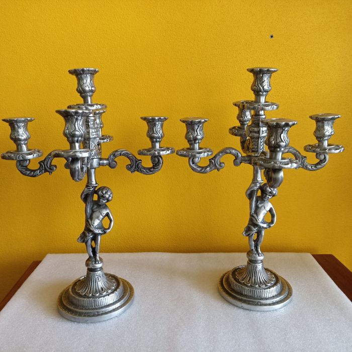 Par de candelabros 5 lumes em estanho com anjinhos "putti"